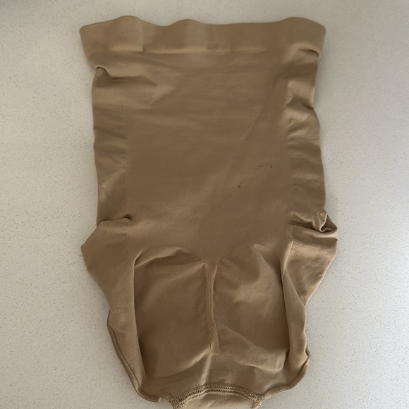 SKIMS SEAMLESS SCULPT HIGH WAISTED BRIEF SIZE SMALL - Picture 6 of 8